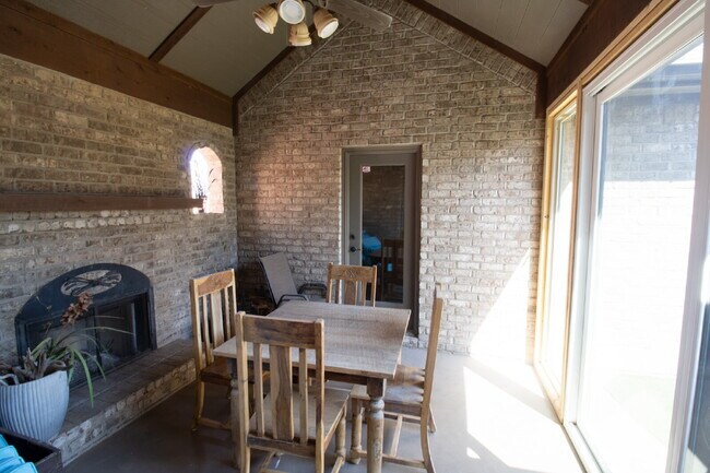 Building Photo - Luxury Living in Preston Manor