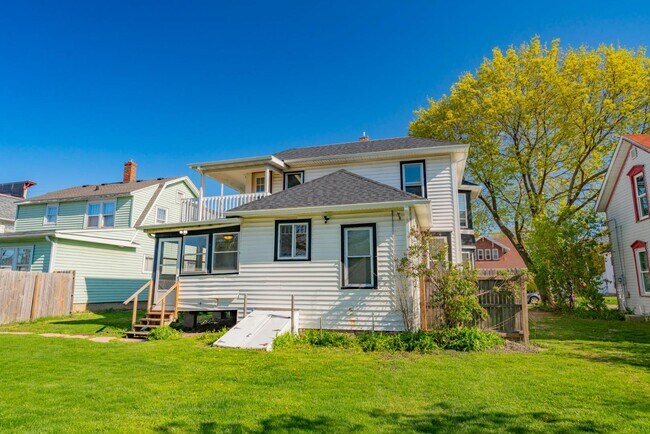 Building Photo - 427 Vernal Ave