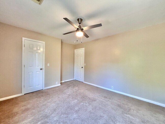 Building Photo - Beautiful 4-Bed Home with Open Floorplan, ...