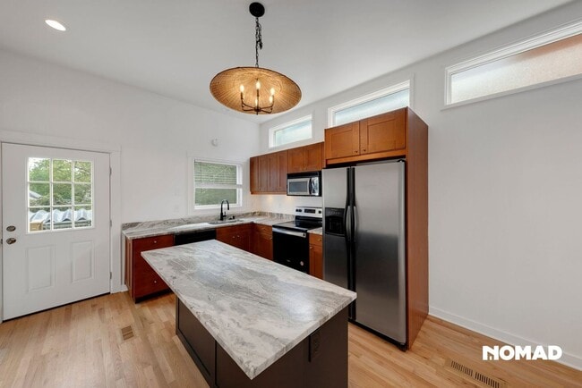 Building Photo - 630 Headley Ave