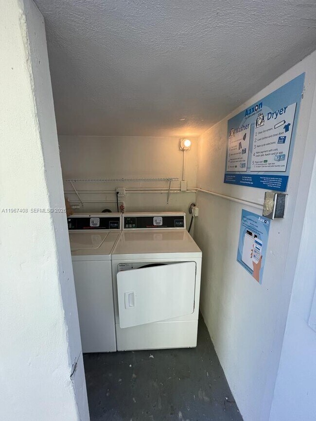 Building Photo - 1385 NE 105th St