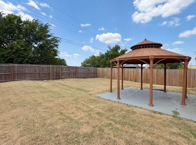 Building Photo - 2712 NW Hilltop Dr