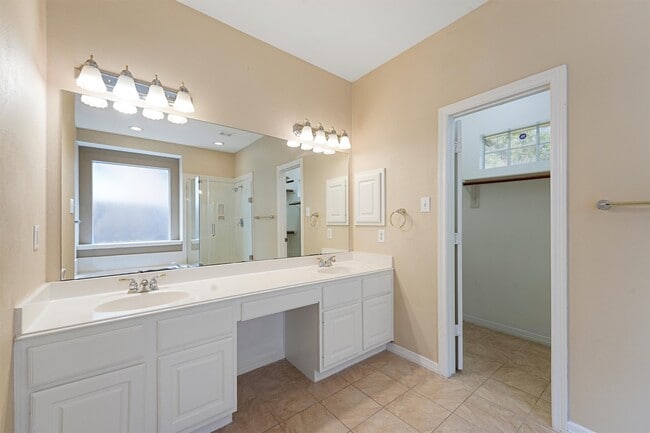 Building Photo - 22910 Fairleaf Cir