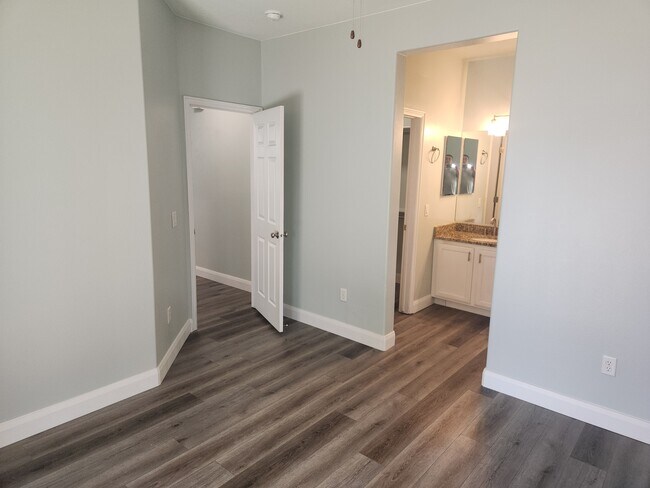 Building Photo - 945 N Slow Creek Ln