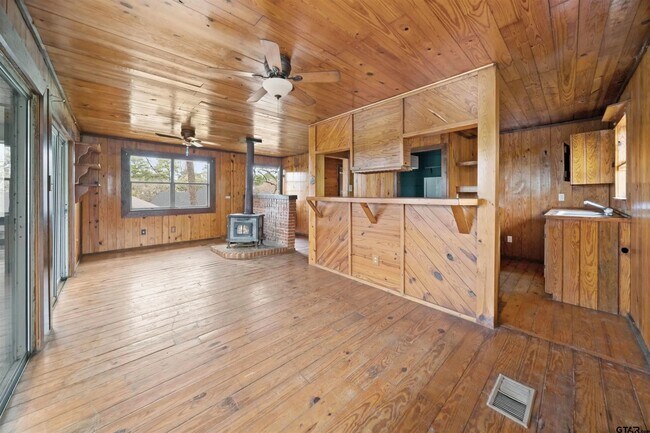 Building Photo - 20973 Lakeview Dr