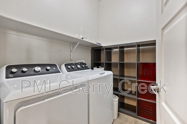 Building Photo - 10111 Inverness Main St