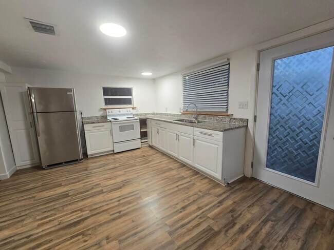 Building Photo - 3901 Lakewood Rd