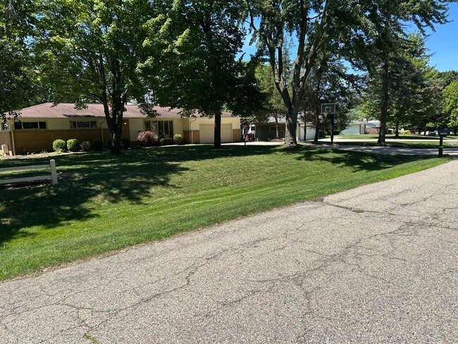 Building Photo - 3754 Hi Villa Dr