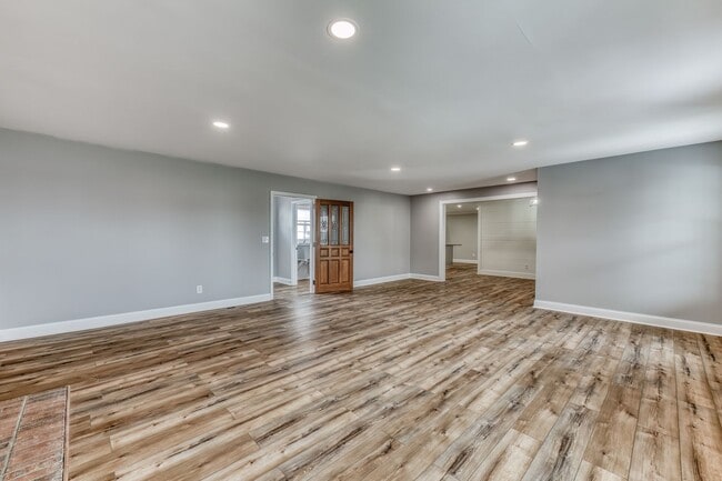 Building Photo - 5 Bedroom / 3.5 Bath Home Blountville, TN