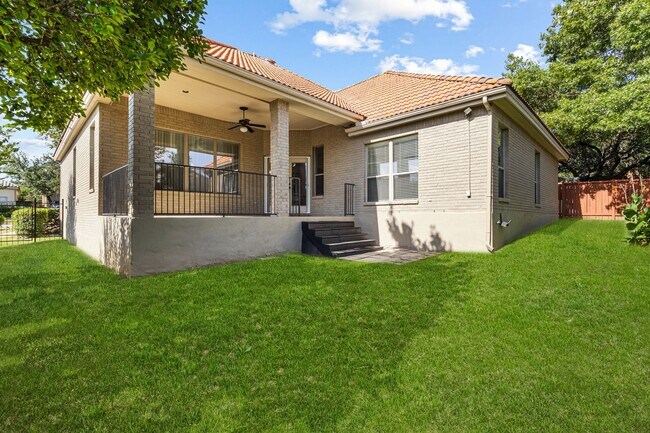 Building Photo - Corner Lot Beauty in Stone Oak Area