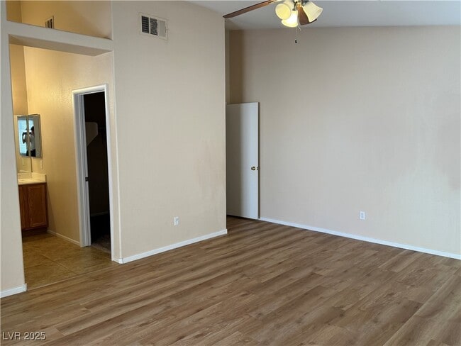 Building Photo - 2709 Sonador St