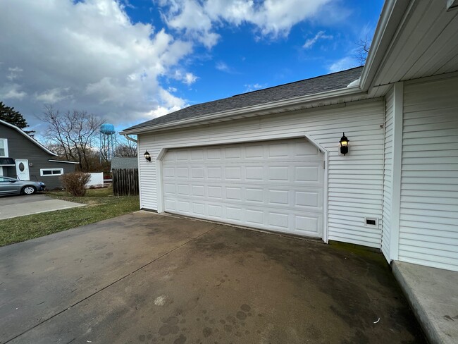 2 Car Garage - 273 S Chillicothe St