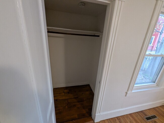 Building Photo - 112 King St