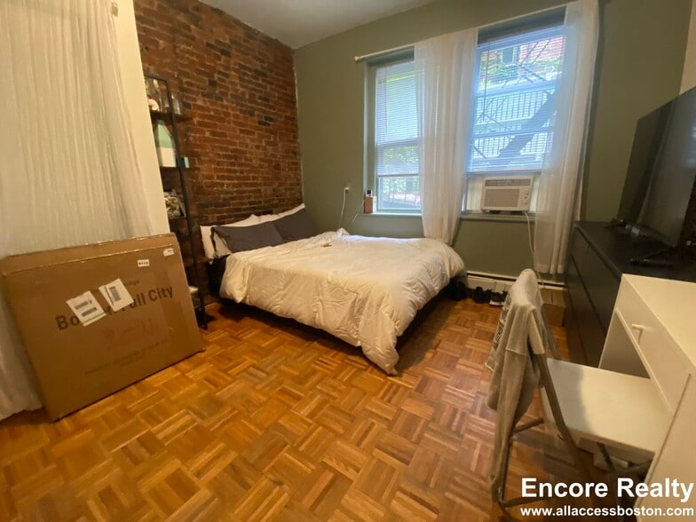 Building Photo - 47 Joy St