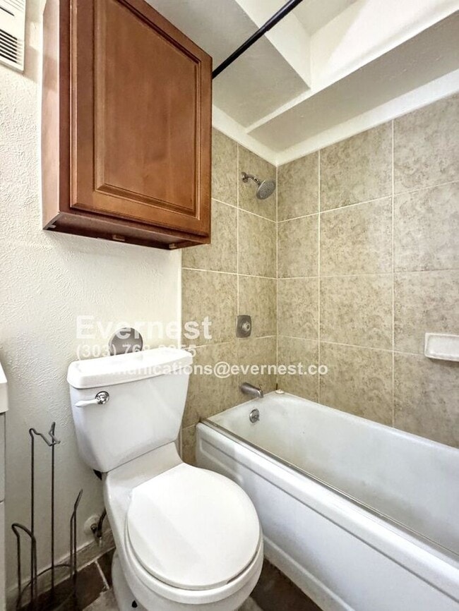Building Photo - 2-Bedroom, 1-Bathroom Apartment in a Conve...