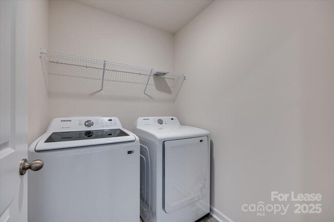 Building Photo - 587 King Clover Ln