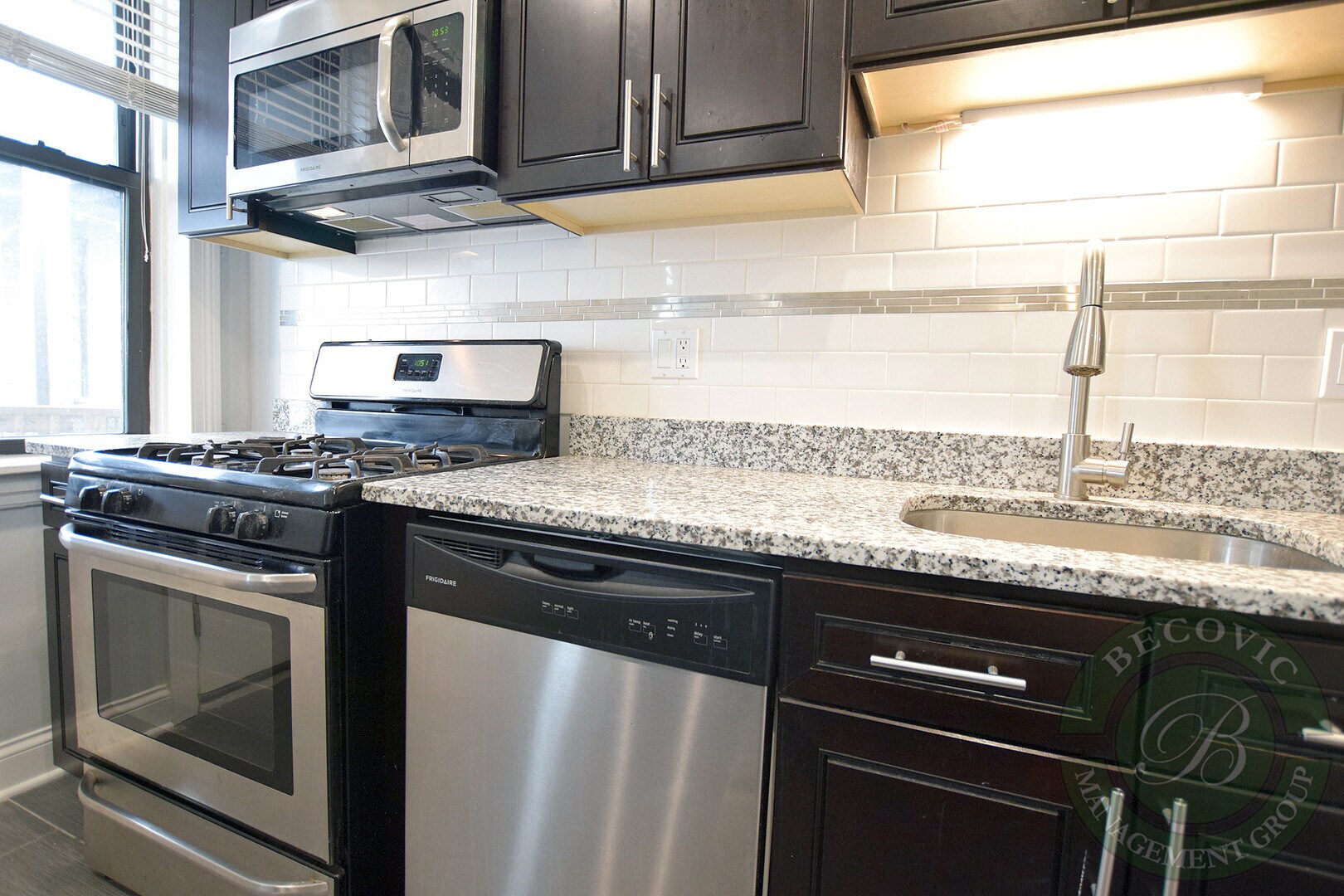 Building Photo - 4707 N Albany Ave