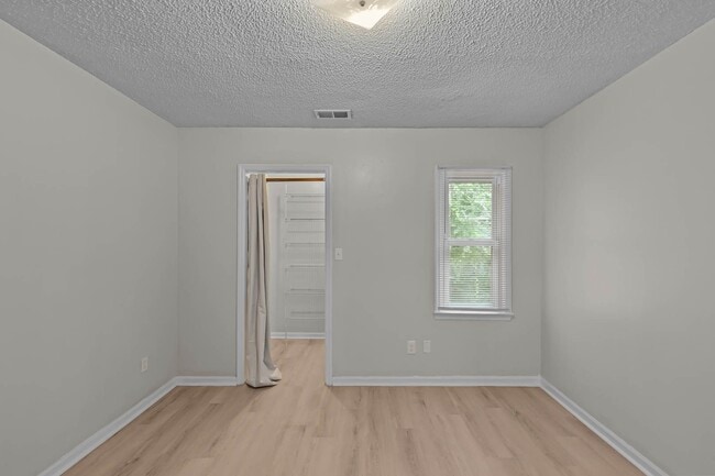 Building Photo - Newly renovated 2 bedroom 1 bathroom duplex