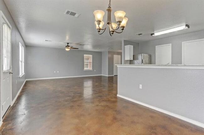 Building Photo - 5913 Silver Screen Dr