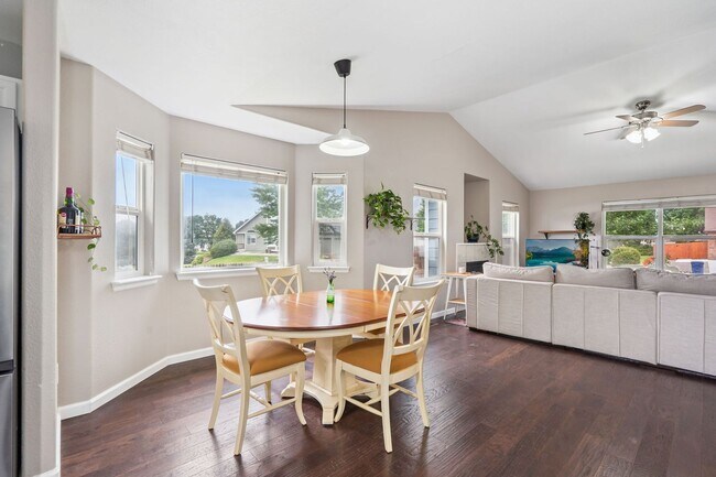 Building Photo - Stylish living in this modern 3 bed 2 bath...