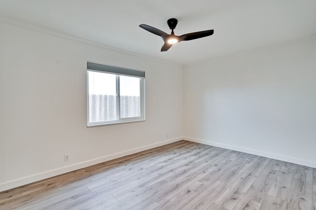 Building Photo - Rare 2 Bed 1 Bath Home with Huge Private Backyard