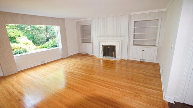 Building Photo - 460 Highcrest Dr