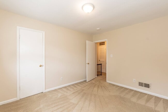 Building Photo - Two Bedroom End Unit Home!