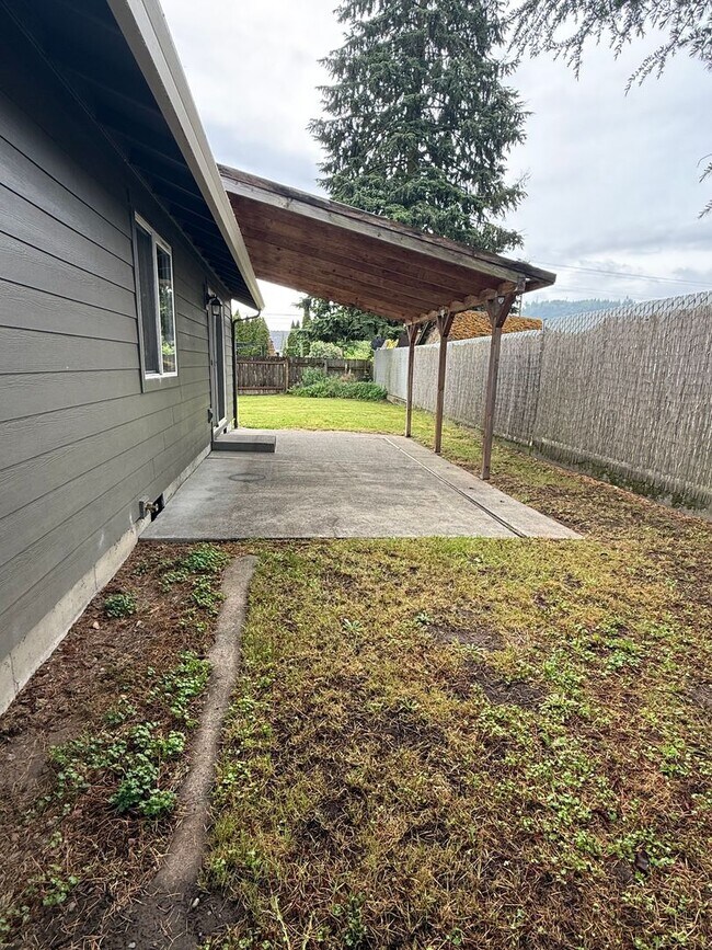 Building Photo - Woodland Ranch 3Bd/2Ba Home with Large Fully Fenced Yard - Easy Access to I-5