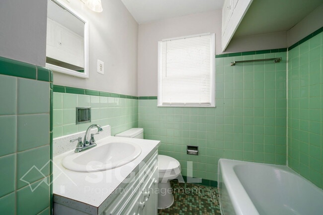 Building Photo - 213 Lake Dr Cir NE