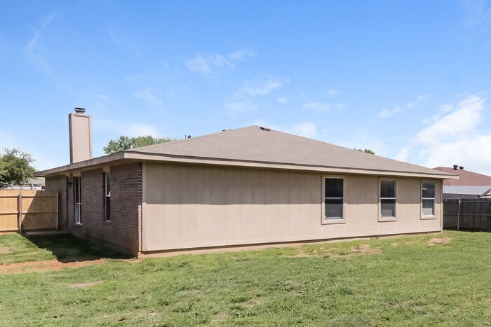 Building Photo - 2111 Dandelion Dr