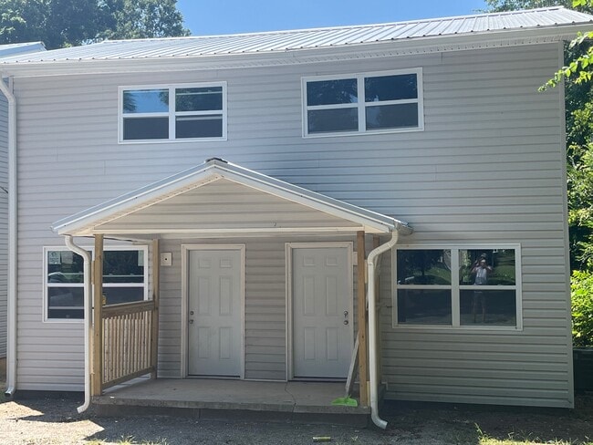 Building Photo - 305 Holliman St