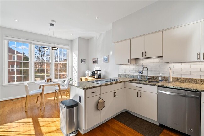 Building Photo - Beautiful End-Unit Townhome with Spacious Interior and Outdoor Living