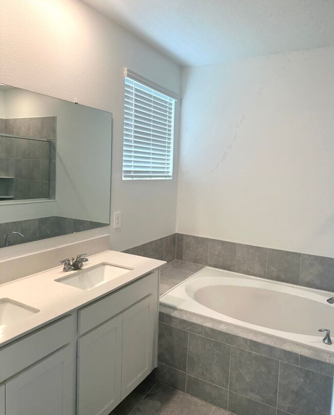 Building Photo - Champions Pointe 3 bed 2.5 bath Town home ...