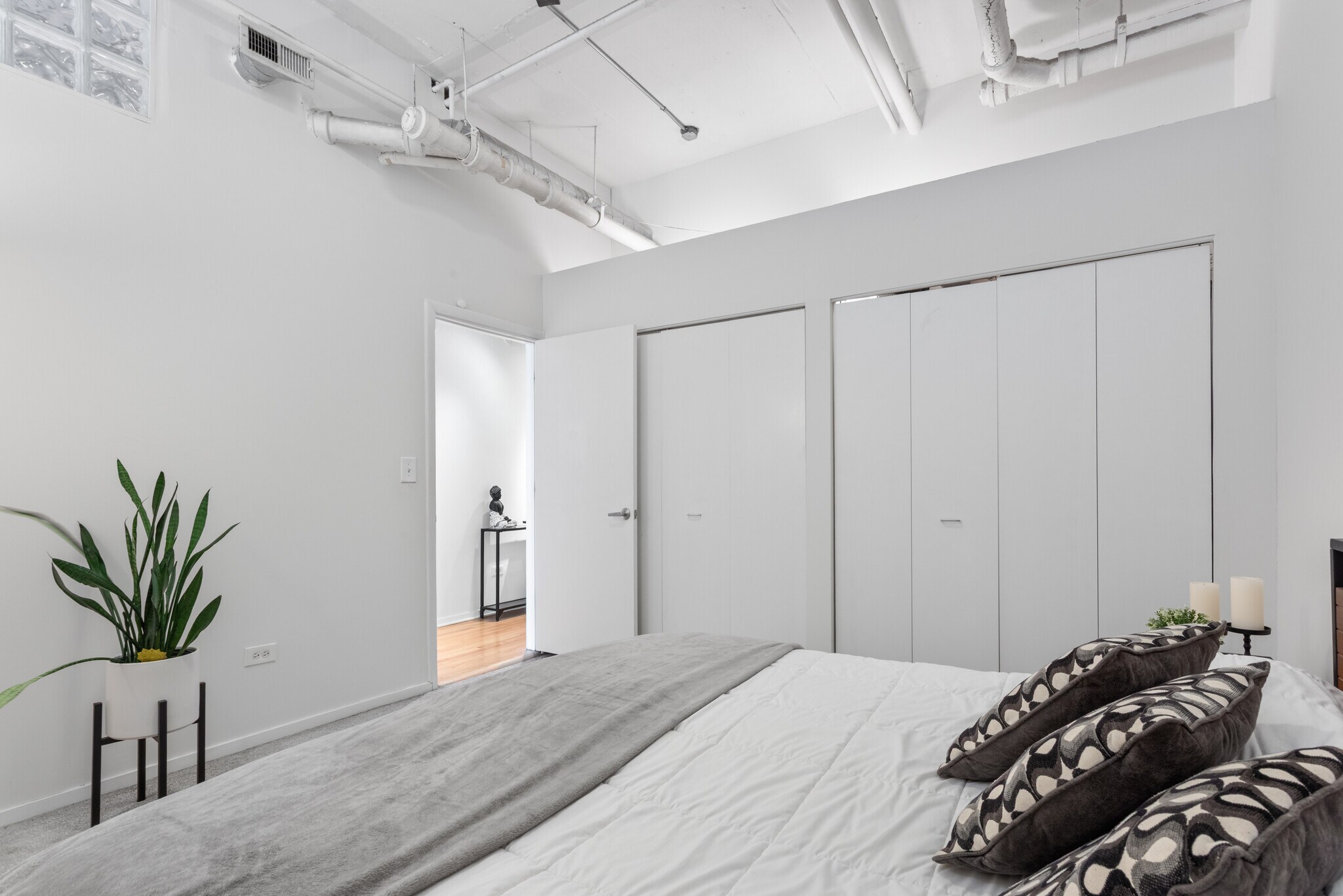 Bedroom - 933 W Van Buren St