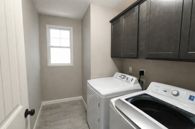 Building Photo - Charming 3BR / 2BA home with spacious backyard and full of curb appeal COMING SOON!