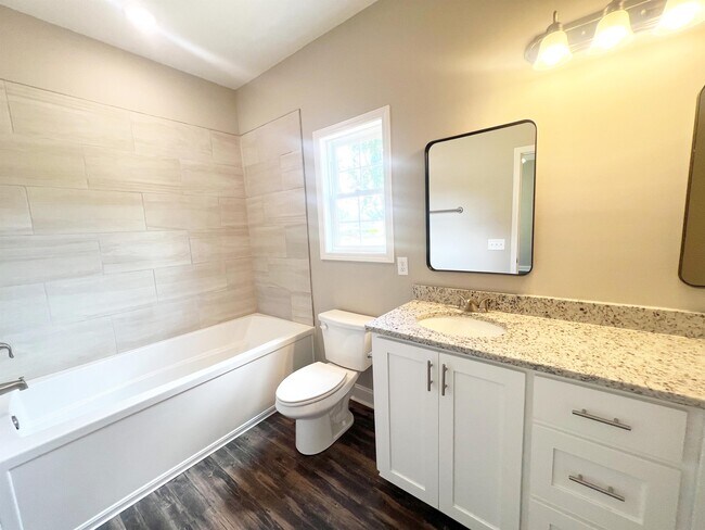 Building Photo - 207 Silverthorn Dr