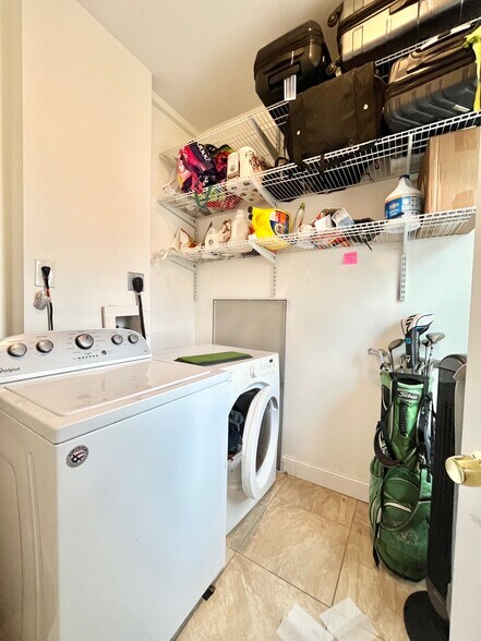 Building Photo - 716 E 6th St