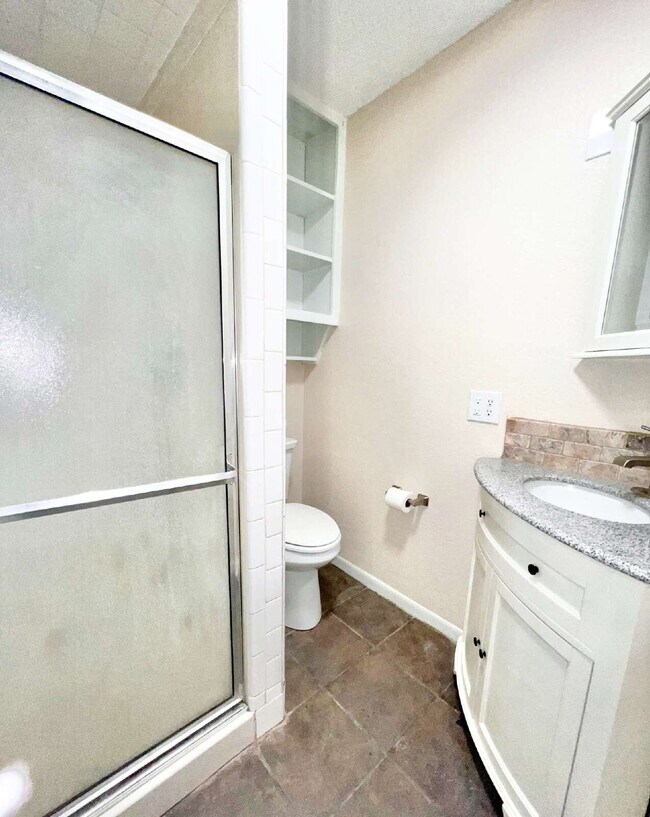 Building Photo - "Charming 3-Bedroom Home with 2 Baths in Lubbock's Heart – 1277 Sq Ft of Comfort!"