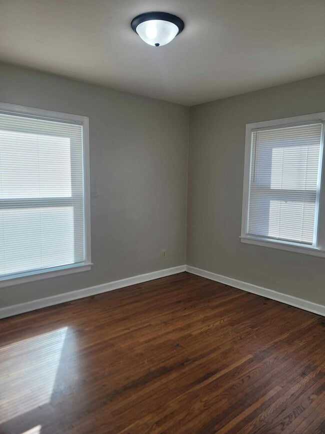 Building Photo - 903 S Rutan St