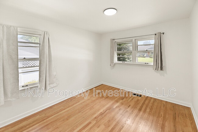 Building Photo - 135 St Maurice Ln