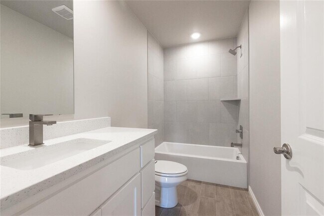 Building Photo - 1013 SE 30th St