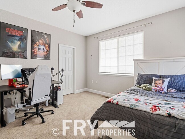 Building Photo - Beautiful Townhome in a Great Location