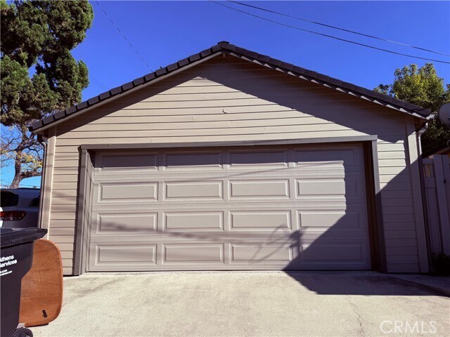 Building Photo - 119 N Cullen Ave