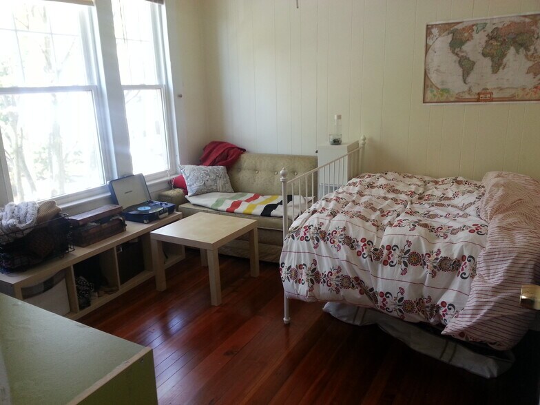 Building Photo - 163 Nicoll St