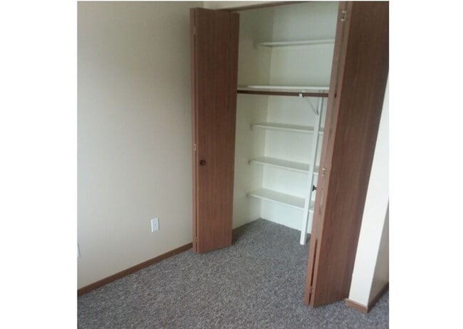 Building Photo - 858 8th St SE