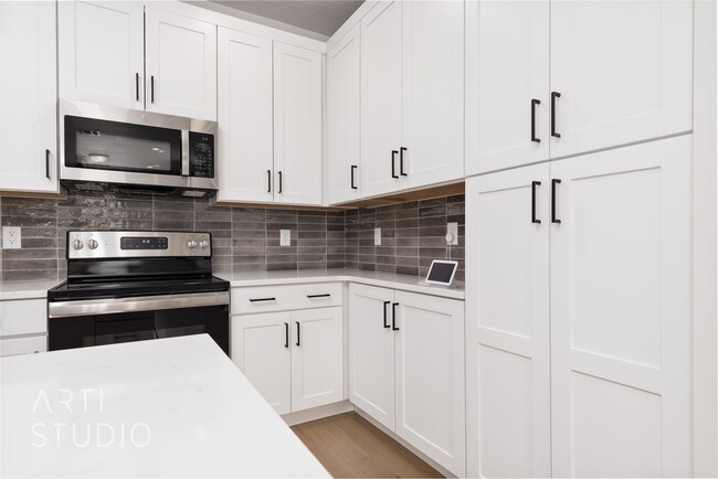 Building Photo - 3 Bedroom, 2.5 Bathroom Townhome in Auburn...