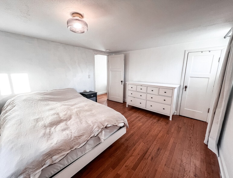 Building Photo - 1621 N Van Buren St