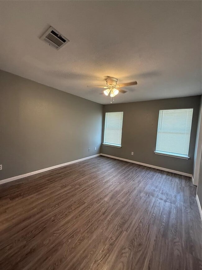 Building Photo - 2221 Creekside Ln