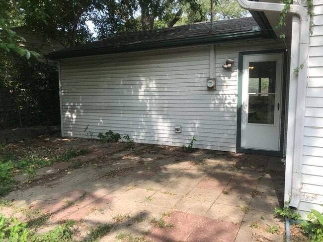 Building Photo - Nice, 4BR rancher with appliances, attached garage and fenced back yard.