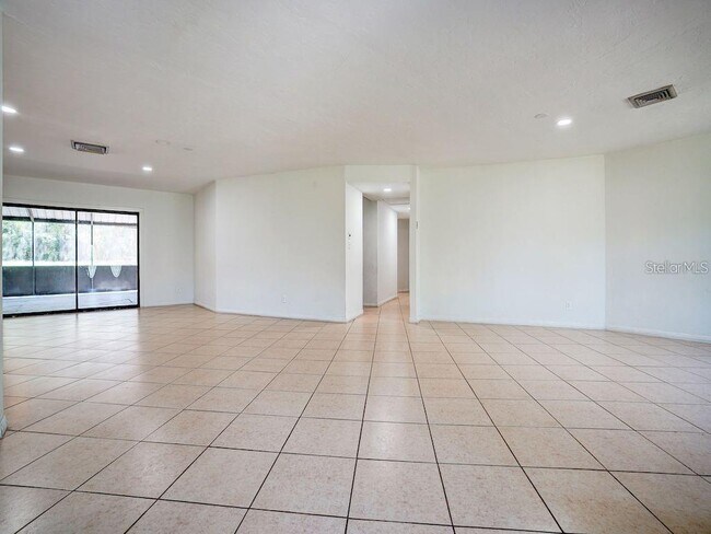 Building Photo - 5 Nottingham Way